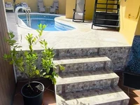 двор вокруг бассейна