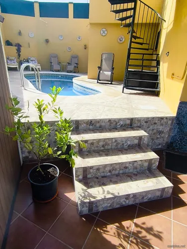 двор вокруг бассейна