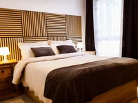 уютная спальня с двуспальной кроватью в туристической квартире у моря