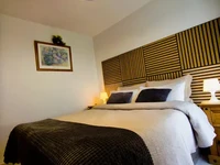 уютная спальня с двуспальной кроватью в туристической квартире у моря