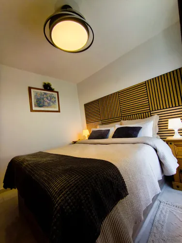 уютная спальня с двуспальной кроватью в туристической квартире у моря